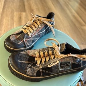 Skechers 228 Beach Access sneakers, plaid, navy, black grey, tan hint of red 9